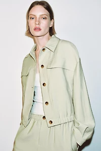 VESTE COURTE À POCHES ET RABAT
