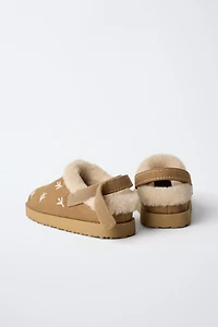 EMBROIDERED FAUX FUR CLOGS