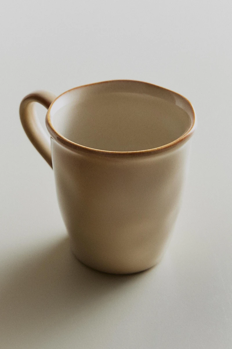 STONEWARE MUG WITH IRREGULAR EDGE