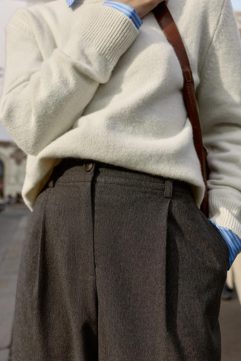 PANTALON À PINCES ÉLASTIQUE AU DOS