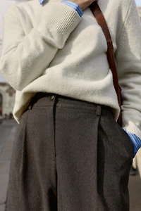 PANTALON À PINCES ÉLASTIQUE AU DOS