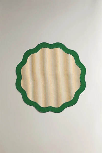 STRIPED PLACEMAT WITH SCALLOPED EDGE