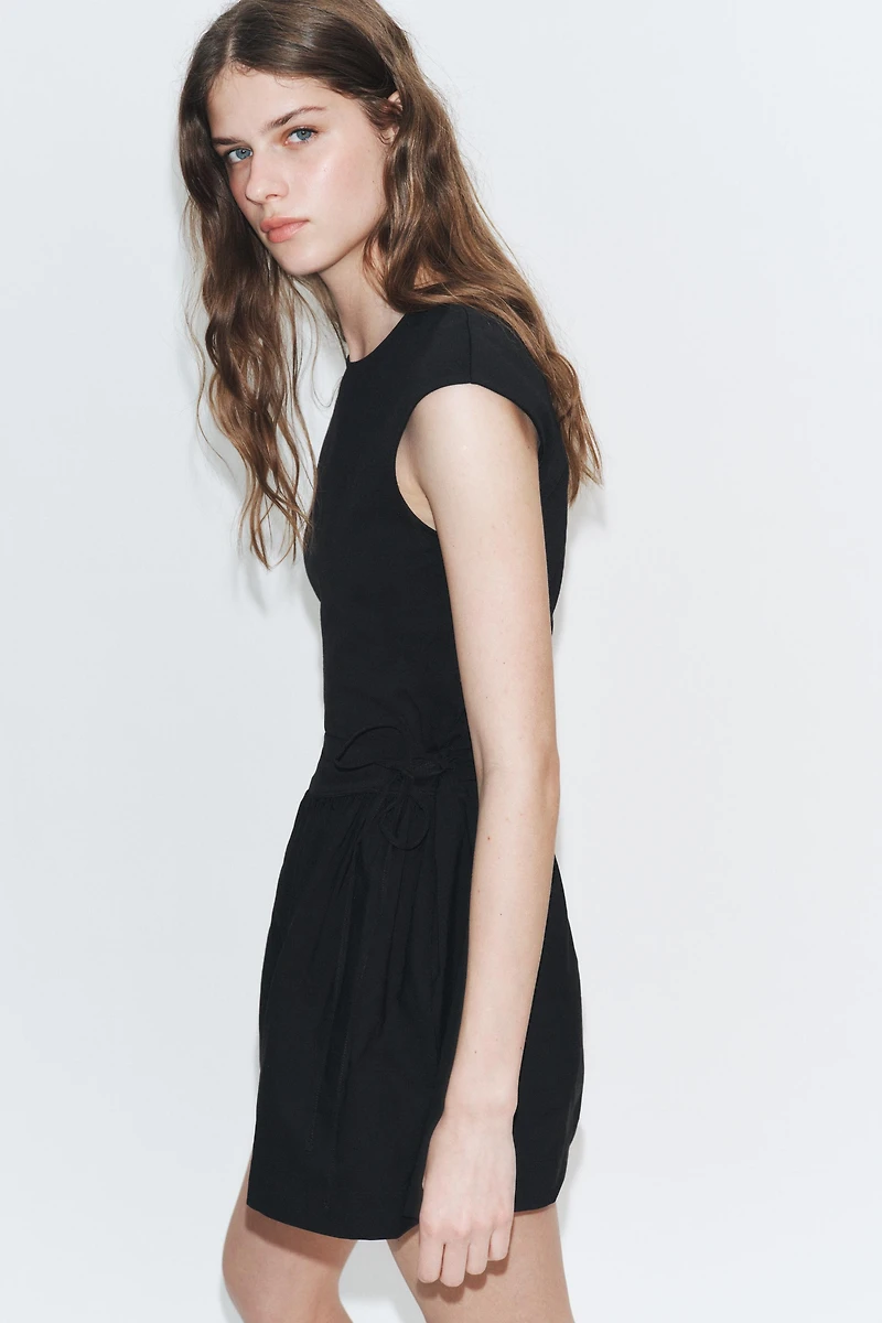 ROBE COURTE EN MATIÈRES VARIÉES