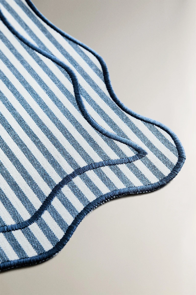 STRIPED SCALLOPED PLACEMAT