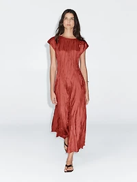 Robe longue plissée satinée