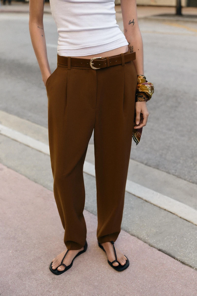 PANTALON À PINCES AVEC CEINTURE