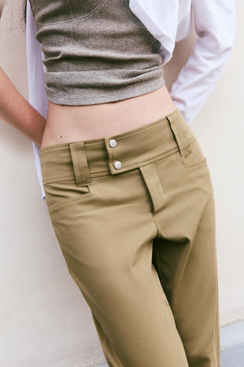 BUCKLED CAPRI PANTS