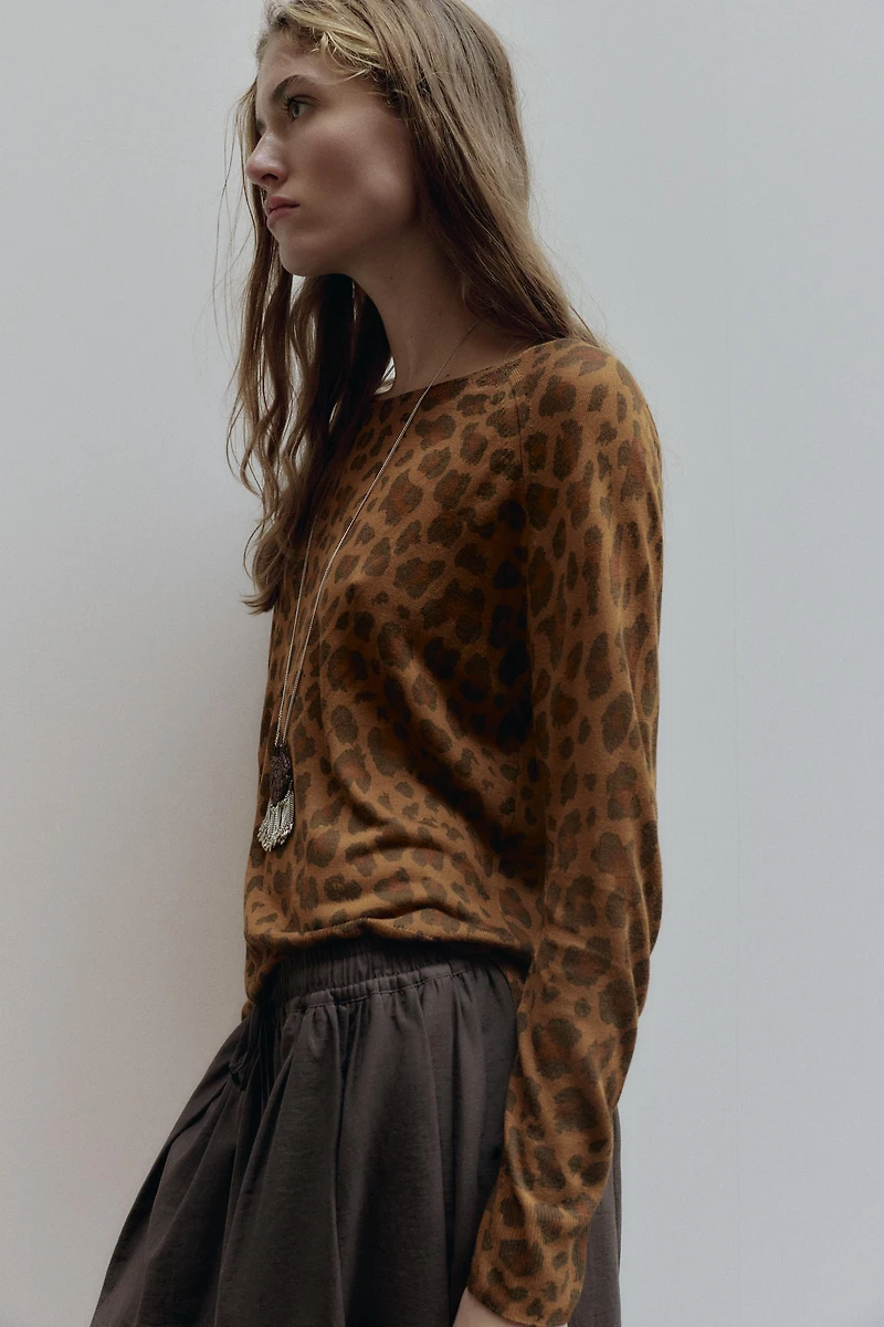 FINE KNIT ANIMAL PRINT JUMPER
