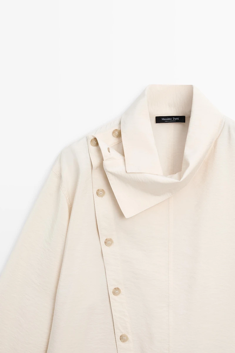 Flowing shirt with asymmetric buttons