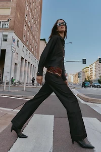 PANTS WITH SEAM AND CONTRASTING TOPSTITCHING