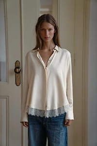CHEMISE SATINÉE AVEC DENTELLE