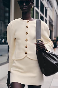 GILET EN MAILLE AJUSTÉ À BOUTONS
