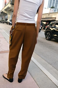 PANTALON À PINCES AVEC CEINTURE