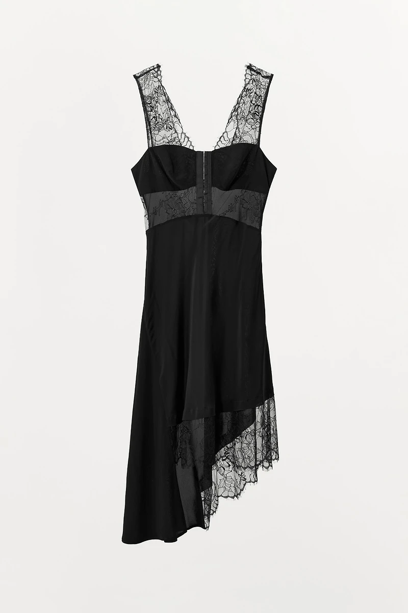 ROBE SATINÉE DENTELLE ASYMÉTRIQUE