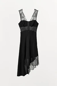 ROBE SATINÉE DENTELLE ASYMÉTRIQUE