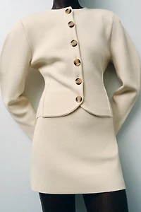 GILET EN MAILLE AJUSTÉ À BOUTONS