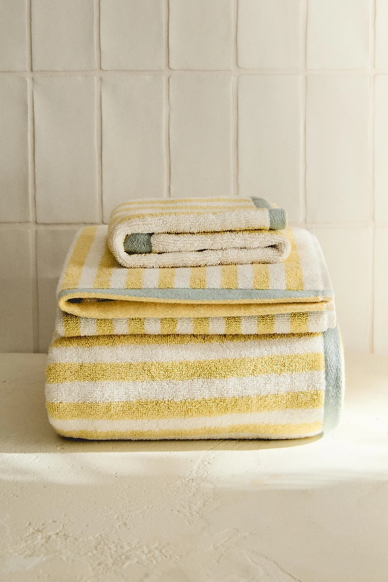 REVERSIBLE STRIPED BATH TOWEL