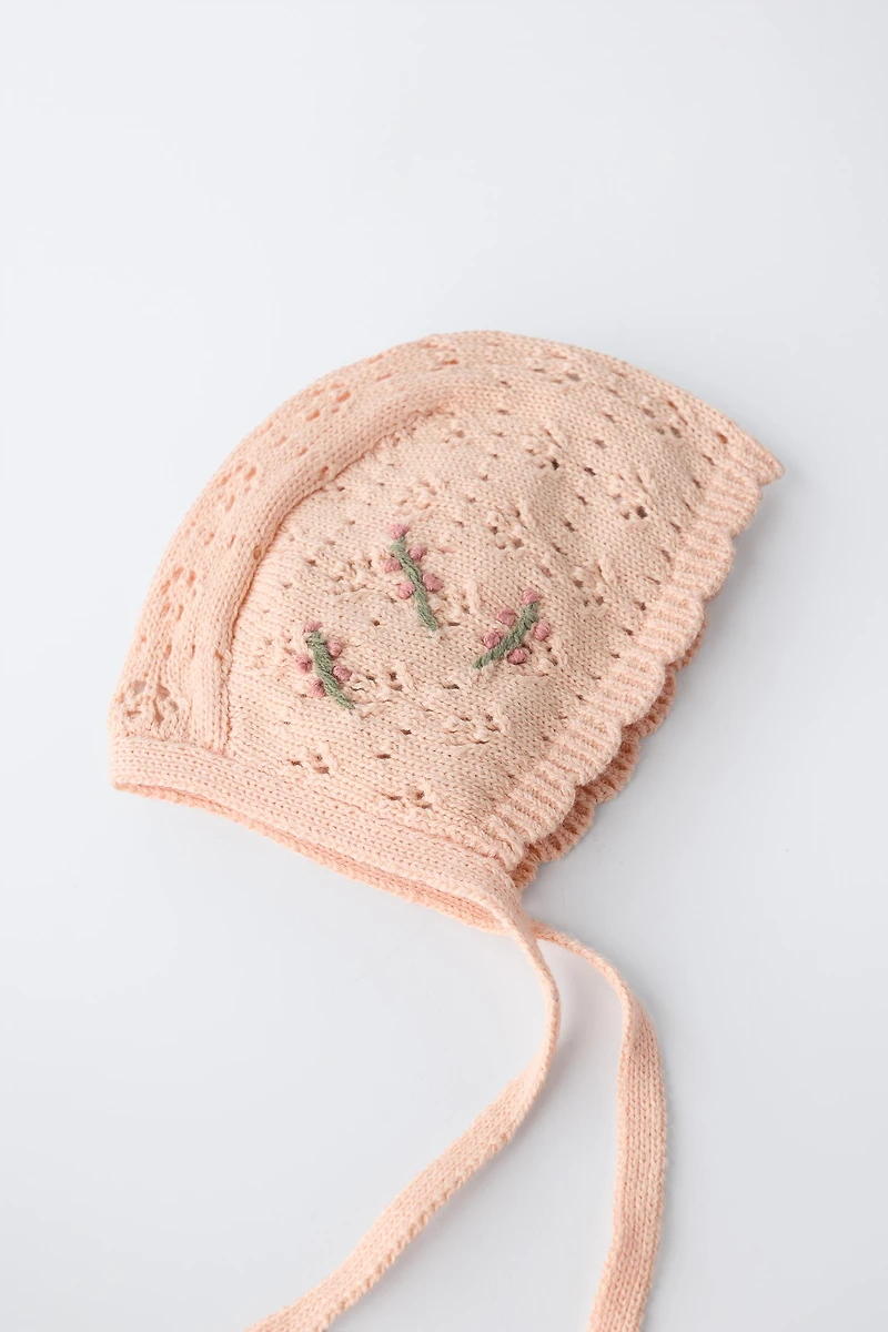 BONNET AJOURÉ À FLEURS BRODÉES