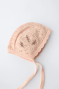 BONNET AJOURÉ À FLEURS BRODÉES