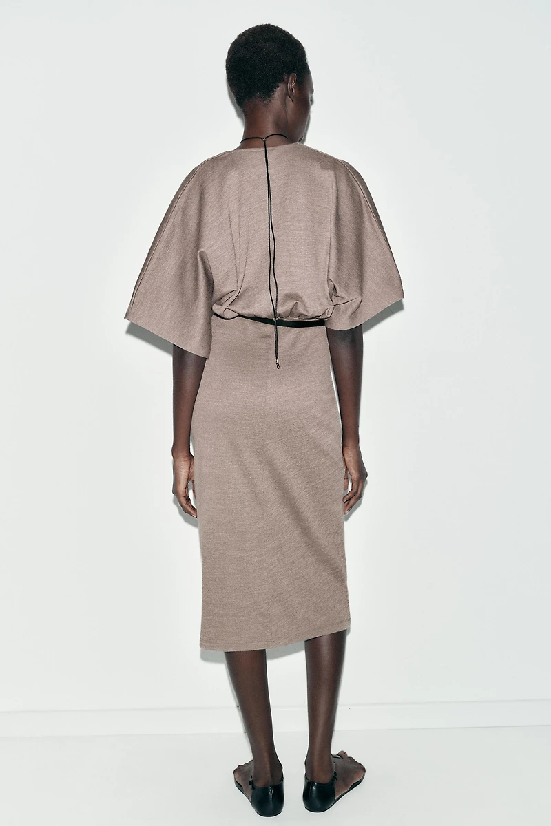 ROBE MI-LONGUE EN PIQUÉ AVEC CEINTURE