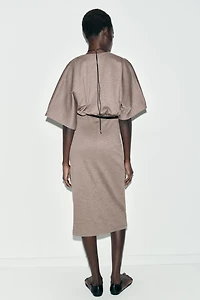 ROBE MI-LONGUE EN PIQUÉ AVEC CEINTURE