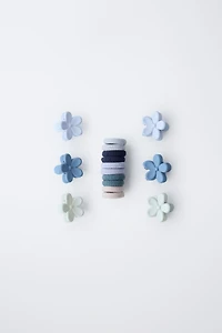 BOÎTE DE PINCES À CHEVEUX FLEURS ET ÉLASTIQUES