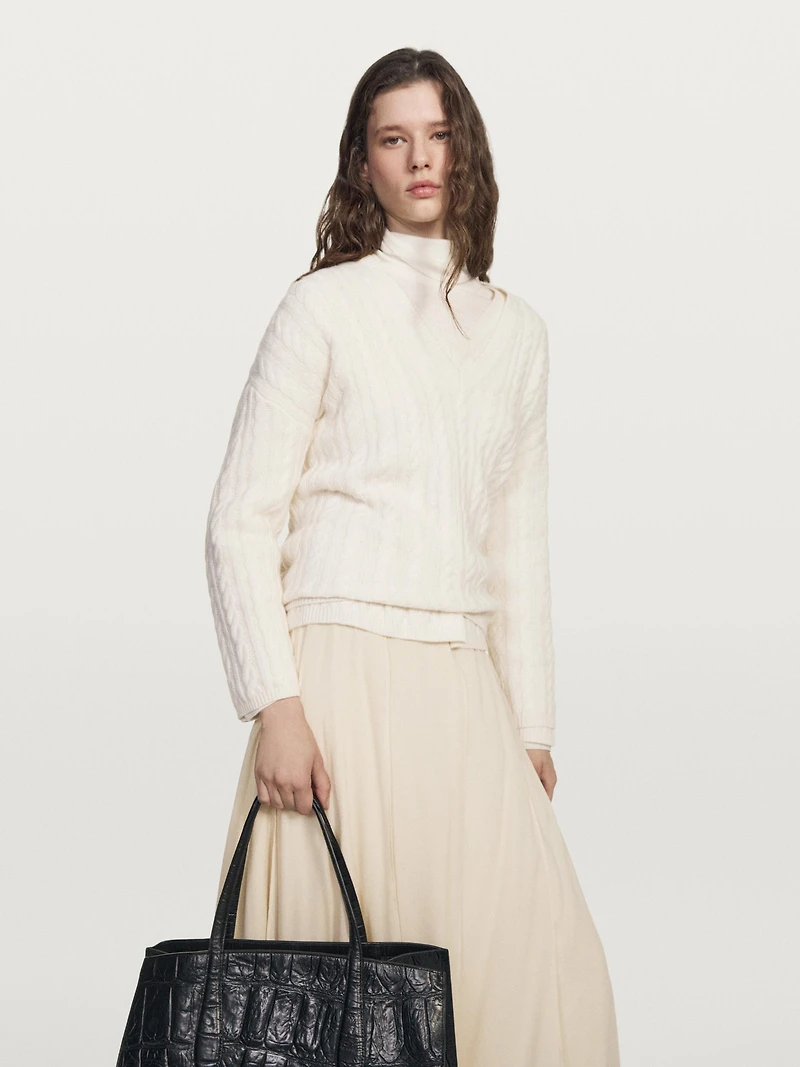 Pull tressé à col en V