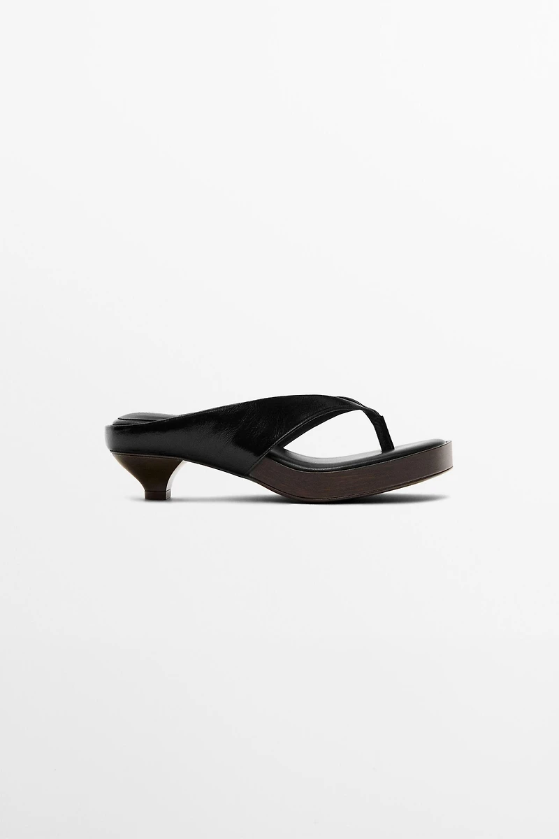 Mid-heel sandals with toe divider