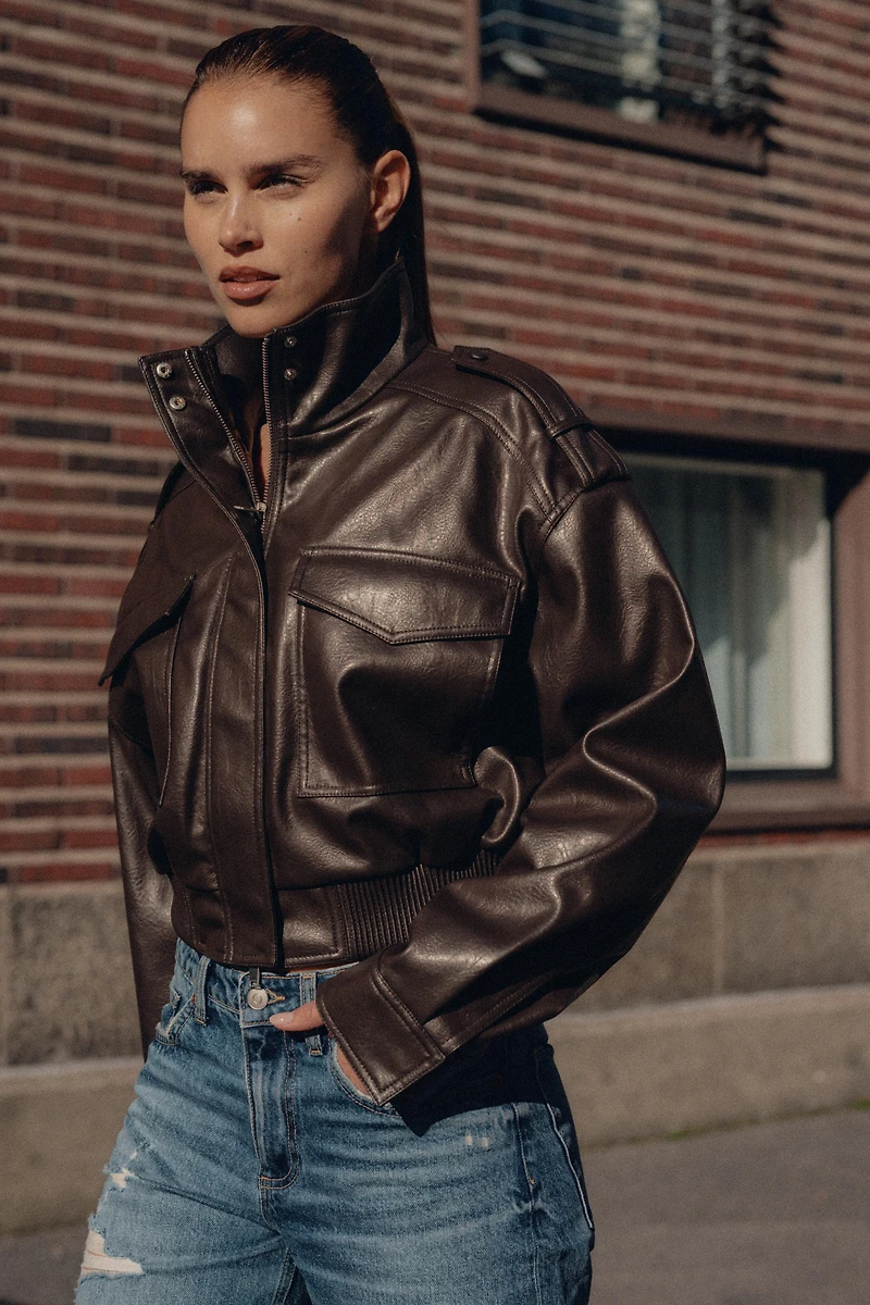 VESTE COURTE MATIÈRE SYNTHÈTIQUE