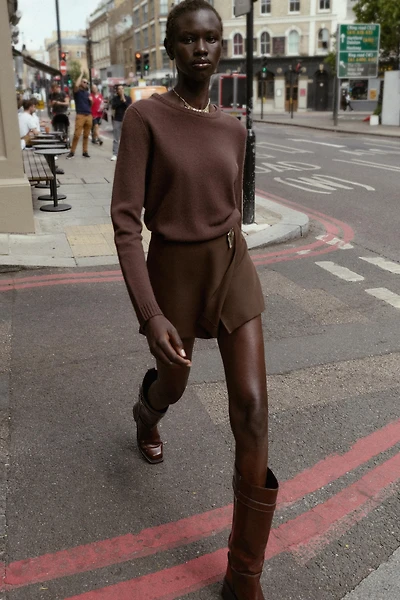 JUPE-PANTALON ASYMÉTRIQUE AVEC APPLIQUE