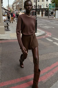 JUPE-PANTALON ASYMÉTRIQUE AVEC APPLIQUE