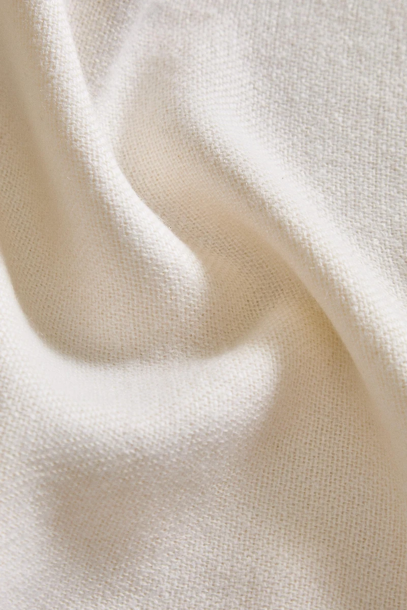 DECORATIVE FRINGED BLANKET