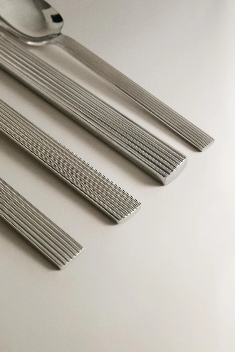 RIBBED HANDLE FLATWARE SET (SET OF 4)