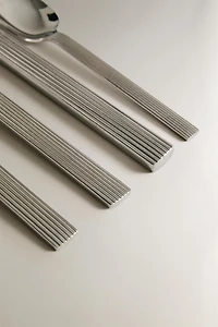 RIBBED HANDLE FLATWARE SET (SET OF 4)
