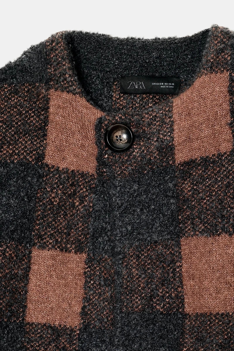 VESTE EN MAILLE À CARREAUX