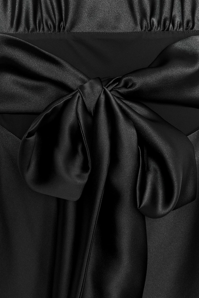 ROBE COURTE SATINÉE AVEC ENCOLURE HALTER