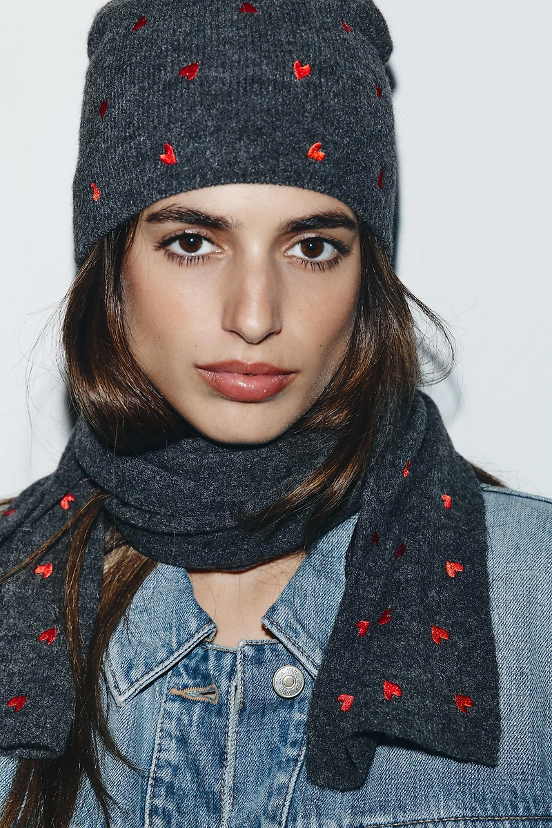 ÉCHARPE EN MAILLE BRODERIES CŒURS