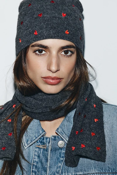 ÉCHARPE EN MAILLE BRODERIES CŒURS