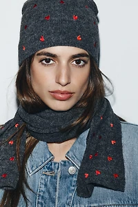 ÉCHARPE EN MAILLE BRODERIES CŒURS