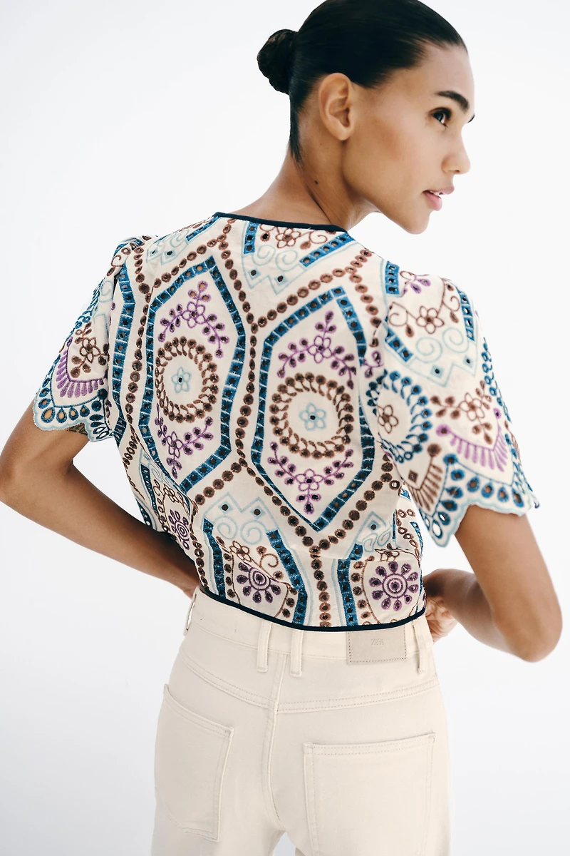TOP COURT À BRODERIES PERFORÉES