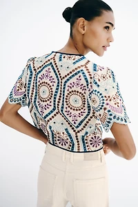 TOP COURT À BRODERIES PERFORÉES