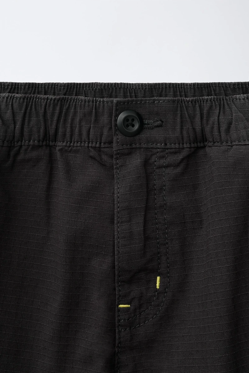 TEXTURED CARGO SHORTS