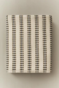 GEOMETRIC TEXTURED BATH TOWEL