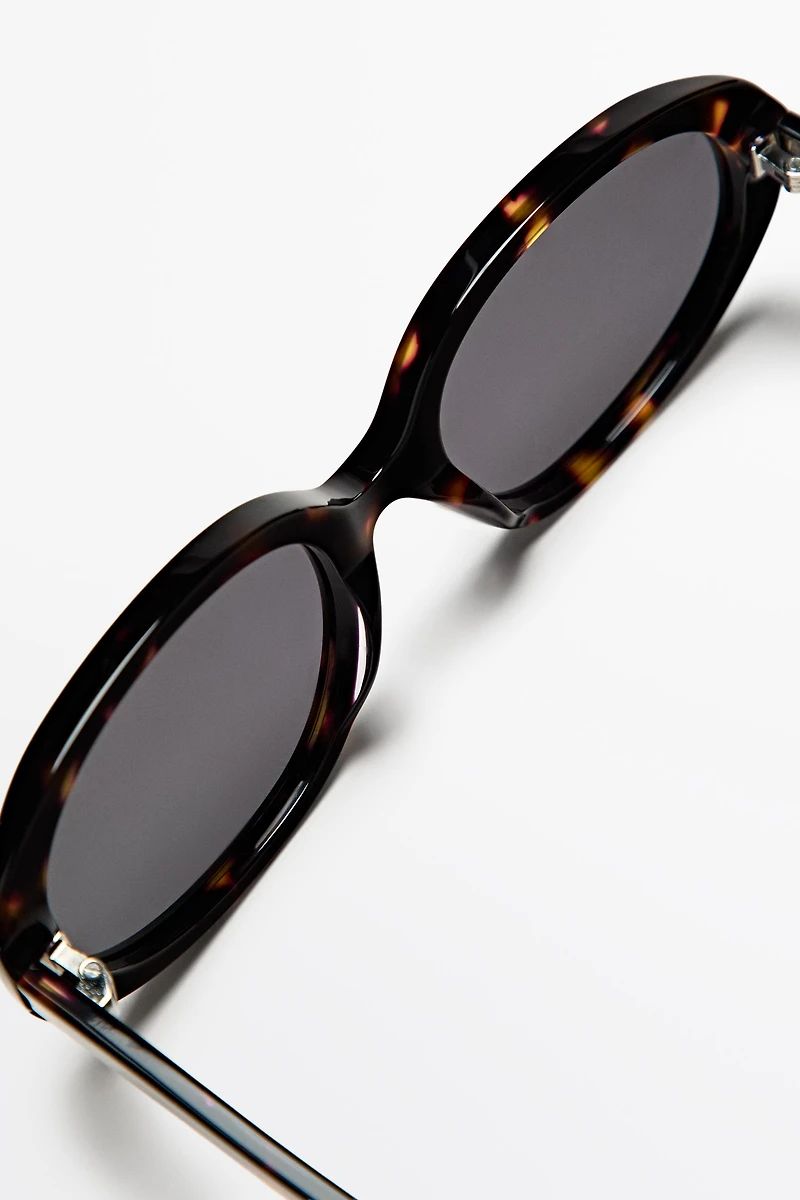 Oval tortoiseshell-effect sunglasses