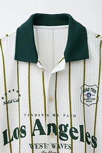 CHEMISE EN MAILLE À RAYURES AVEC INSCRIPTION