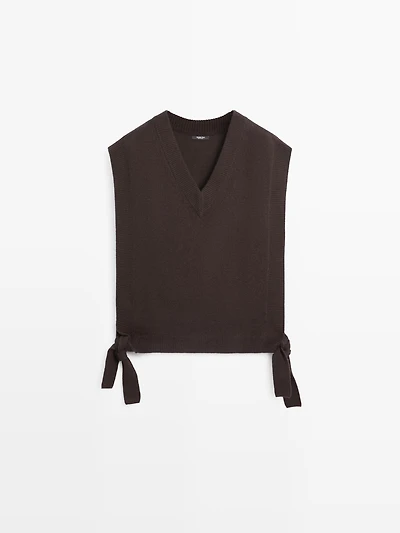 V-neck bib with tie details