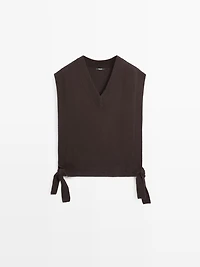 V-neck bib with tie details