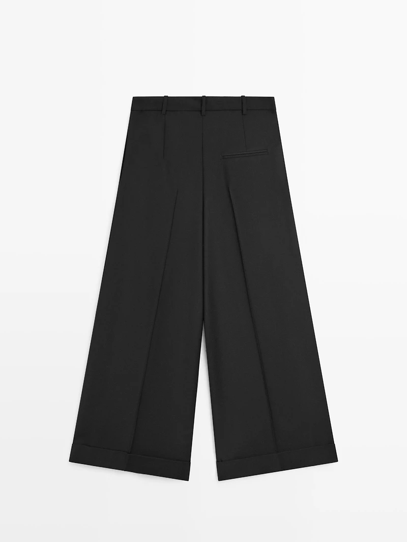 Flowing trousers with darts