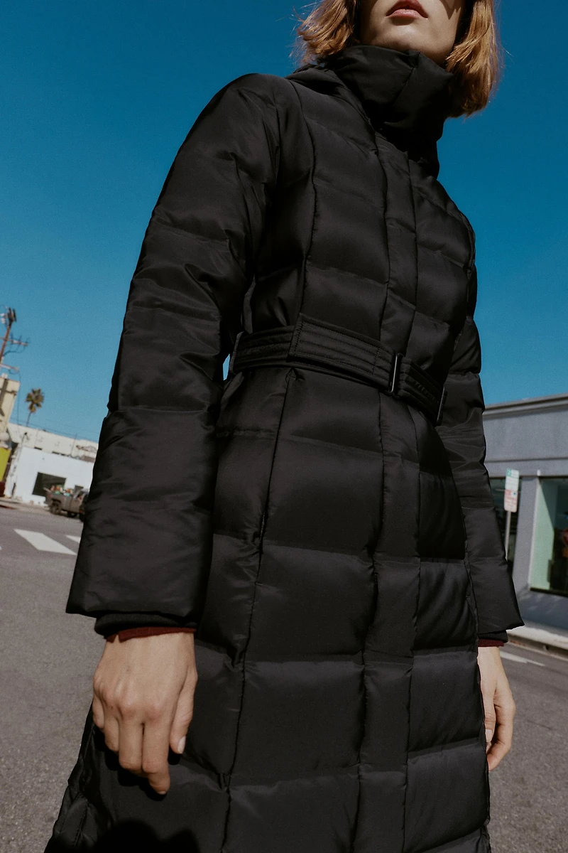 DOUDOUNE À CAPUCHE ET CEINTURE DÉPERLANTE COUPE-VENT