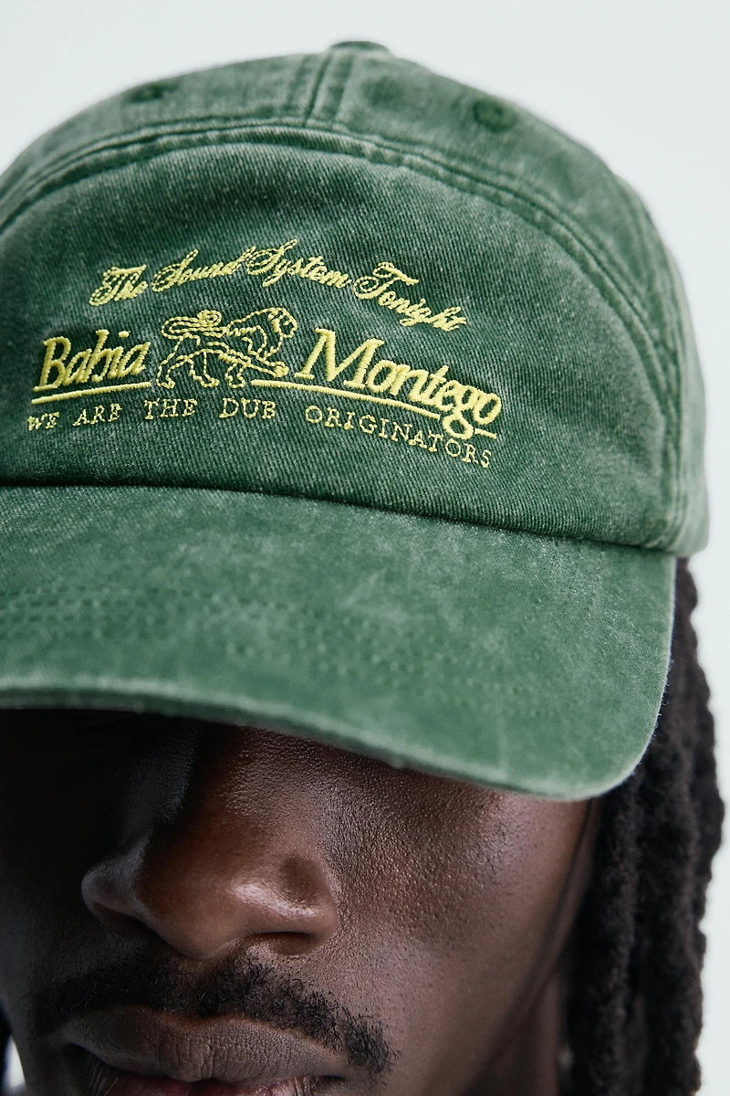 CONTRAST EMBROIDERED WASHED CAP